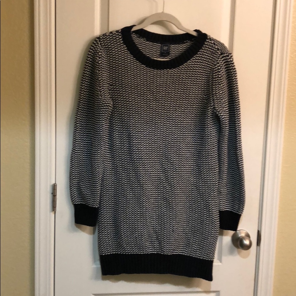 Black and white maternity sweater tunic